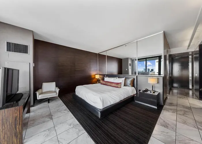 Huge Modern Luxury 17 Floor Panoramic Corner Suite With Open Balcony